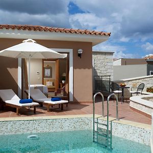 Zimmer mit Kingsize-Bett und mit Schwimmbadblick